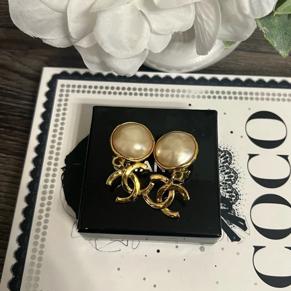 CHANEL Vintage Faux Pearl Gold CC Dangle Clip-On‎ Earrings